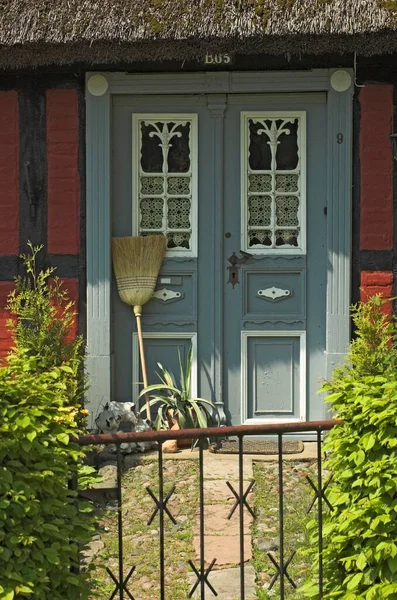 Kolorowe Drzwi Wejściowe Typowym Domu Wustrow Fischland Niemcy — Zdjęcie stockowe