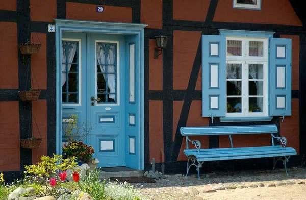 Wustrow Fishchlandドイツの典型的な家の色の入り口のドア — ストック写真