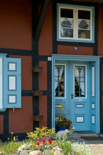 Färgad Ingångsdörr Vid Ett Typiskt Hus Wustrow Fischland Tyskland — Stockfoto