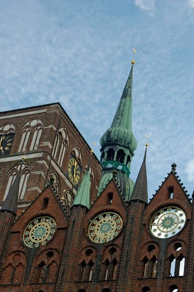 Kostel Sankt Nikolaj Štítek Radnice Stralsundu Německo — Stock fotografie