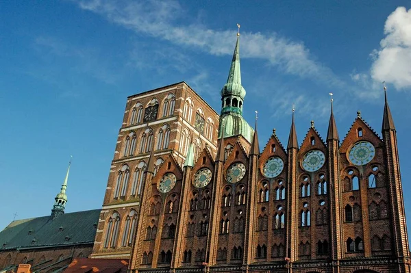 Sankt Nikolain Kirkko Cityhallin Harju Stralsundissa Saksa — kuvapankkivalokuva