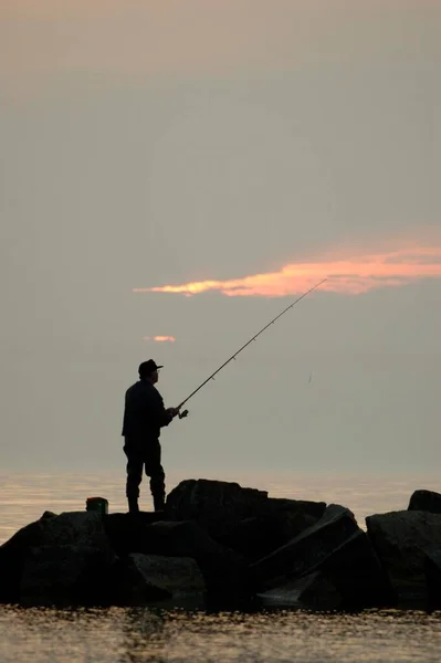 Solo Pescador Pie Costa Del Mar Báltico Atardecer Alemania —  Fotos de Stock