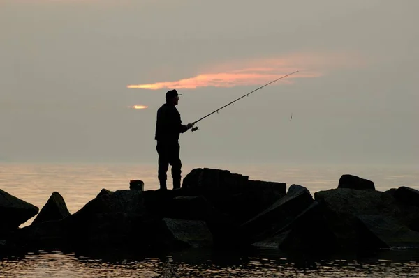 Solo Pescatore Piedi Sulla Costa Del Mar Baltico Tramonto Germania — Foto Stock