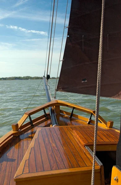 Reis Met Een Traditionele Vissersboot Genaamd Zeesboot Bij Het Bodden — Stockfoto
