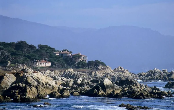 位于美国加利福尼亚州大苏尔海岸的房屋 — 图库照片