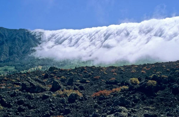 在西班牙加那利群岛拉帕尔马的一个山脊上漂浮着云彩 — 图库照片