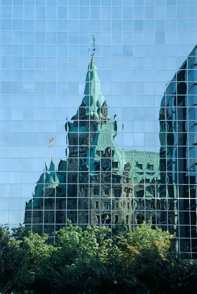 Ратуша Монреаля Отражается Передней Части Офисного Здания Монтреаль Канада — стоковое фото