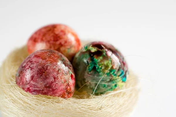 Τρία Βαμμένα Χρωματιστά Πασχαλινά Αυγά Μια Φωλιά — Φωτογραφία Αρχείου