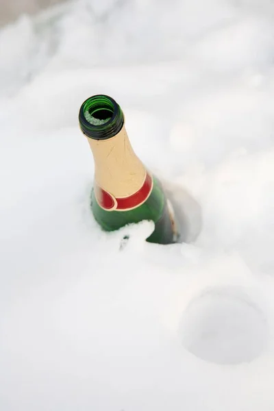 Una Botella Champán Vacía Nieve —  Fotos de Stock
