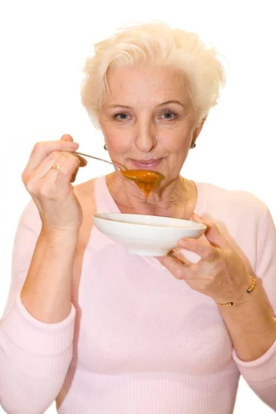 一个女人用勺子尝咖喱酱 — 图库照片