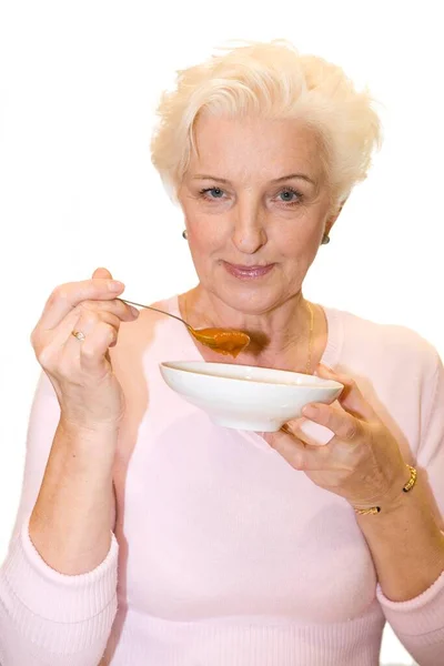 Μια Γυναίκα Που Δοκιμάζει Σάλτσα Κάρυ Από Κουτάλι — Φωτογραφία Αρχείου