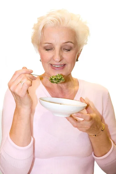 Uma Mulher Provando Uma Salada Salsa — Fotografia de Stock