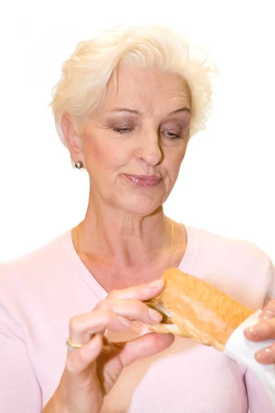 Uma Mulher Colocando Salsa Uma Salsicha Uma Baguete — Fotografia de Stock