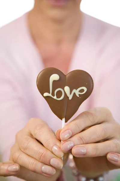 Egy Érett Csoki Szívvel Kezében Szerelem Szóval Kezében — Stock Fotó