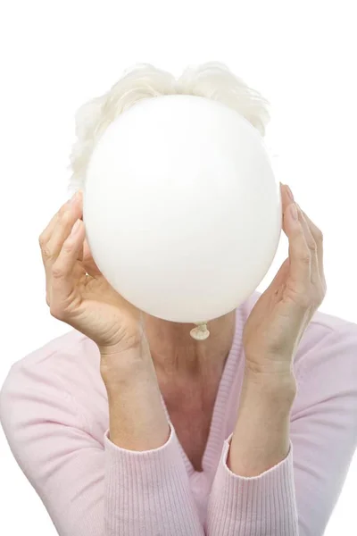 Μια Ώριμη Γυναίκα Που Κρατάει Ένα Άσπρο Μπαλόνι Μπροστά Στο — Φωτογραφία Αρχείου