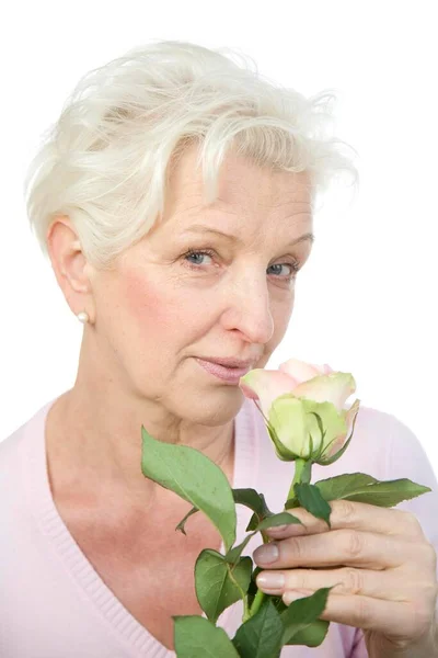 Πορτραίτο Μιας Γυναίκας Ένα Τριαντάφυλλο — Φωτογραφία Αρχείου