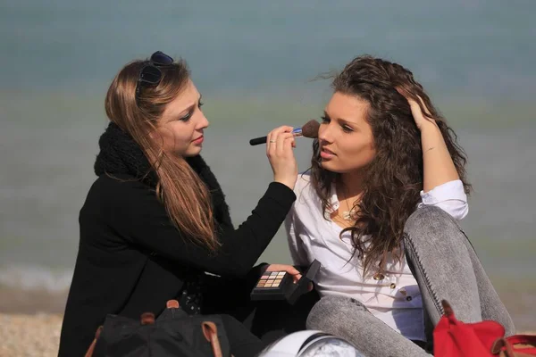 Dwie Dziewczyny Nastolatki Siedzące Plaży Nakładające Sobie Makijaż Menton Alpes — Zdjęcie stockowe