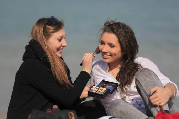 Kız Arkadaş Iki Genç Sahilde Oturmuş Birbirlerine Makyaj Yapıyorlar Menton — Stok fotoğraf