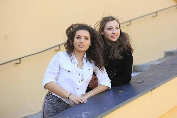 Dvě Přítelkyně Teenageři Pózující Schodišti Menton Alpes Maritimes Provence Alpes — Stock fotografie