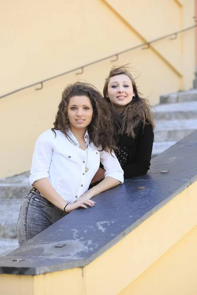 Två Flickvänner Tonåringar Poserar Trappa Menton Alpes Maritimes Provence Alpes — Stockfoto