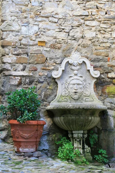 Fontein Een Terracotta Bloempot Middeleeuws Dorp Dolceaqua Provincie Imperia Ligurië — Stockfoto