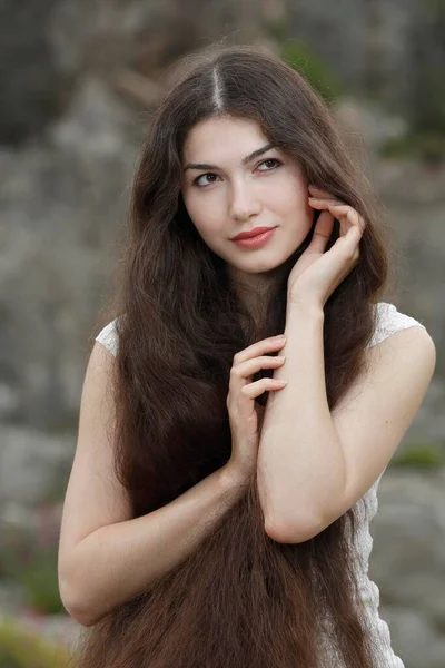 Молодая Женщина Длинными Каштановыми Волосами — стоковое фото