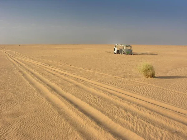 Agadez Den Bilma Giden Bir Minibüsünün Kalıntıları — Stok fotoğraf