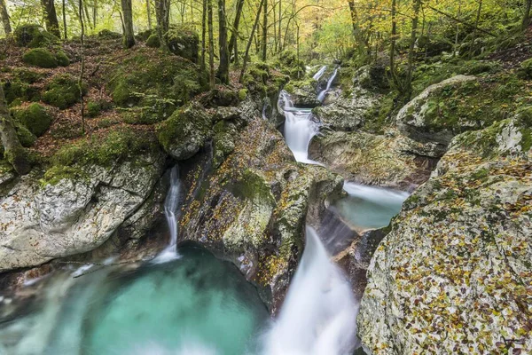 秋のレペニツァ川 ソカ渓谷 ボベック トリグラフ国立公園 スロベニア ヨーロッパ — ストック写真