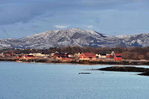 Brnnysund Nordland河岸上的红色渔笼和渔屋 — 图库照片