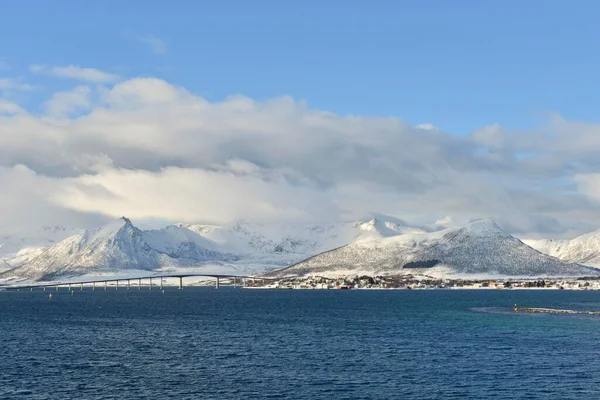 Ośnieżone Góry Chmurami Risyhamn Mostem Andfjord Wyspa Andya Vesterlen Nordland — Zdjęcie stockowe