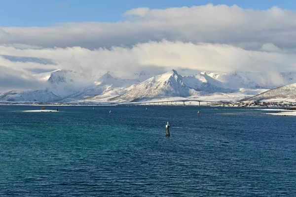 Sněhem Pokryté Hory Mraky Risyhamn Mostem Andfjord Andya Island Vesterlen — Stock fotografie
