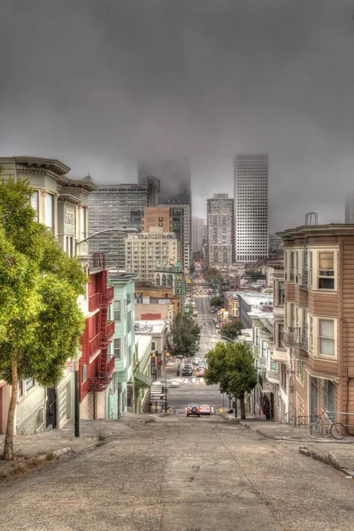 穿过房屋的陡峭的道路 旧金山 雾中的摩天大楼 旧金山 加利福尼亚 — 图库照片