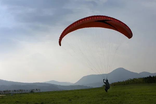 Paraglider Практикується Лузі Geilweilerhof Південному Пфальц Регіоні Рейнланд Пфальц Німеччина — стокове фото