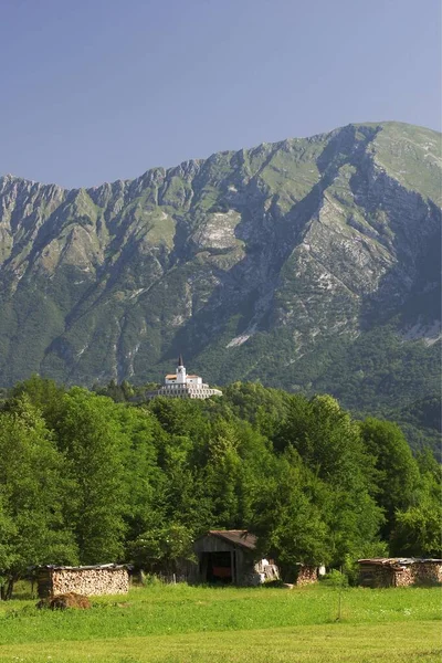Soca山谷Kobarid的圣安东尼教堂和意大利士兵奥斯萨里教堂 斯洛文尼亚 — 图库照片