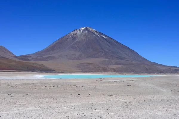 stock image Volcano Licancabur behind Laguna Verde, Reserva Nacional de Fauna Andina Eduardo Abaroa, Sur Lpez, Potos, Bolivia, South America 