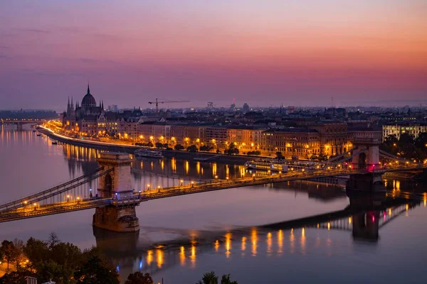 Вид Город Река Дунай Цепным Мостом Парламентом Сумерках Будапешт Венгрия — стоковое фото