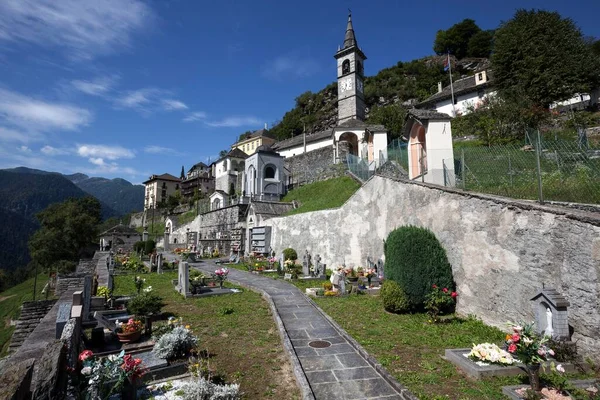 Kyrkogård Sorgekapell Och Församlingskyrka San Giovanni Battista Comologno Valle Onsernone — Stockfoto