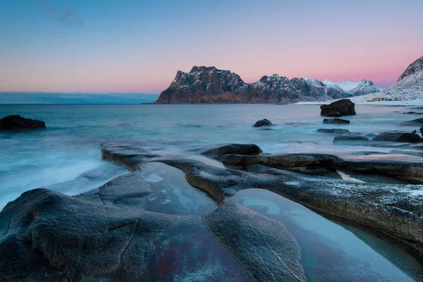 Rock Zee Bergen Zonsondergang Utakleiv Lofoten Noorwegen Europa — Stockfoto