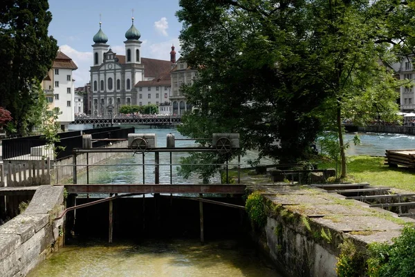 Lucerna Rzeka Kościół Tle Szwajcaria Europa — Zdjęcie stockowe