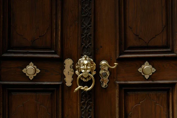 伍腾堡 拉文斯堡 老城区的门把手和门把手 — 图库照片