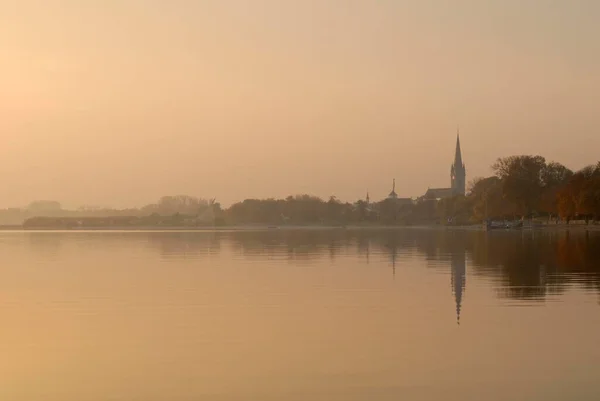 德国乌尔腾堡拉多夫策尔市附近的轻飘飘的落日 — 图库照片