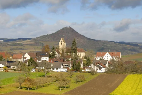 Das Dorf Weiterdingen Und Das Vulkangestein Hohenhewen Baden Württemberg Deutschland — Stockfoto