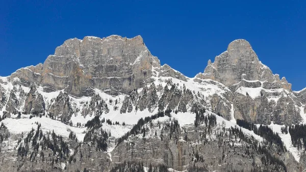 从Churfirsten山脉的两个山峰 Sankt Gallen州 Schweiz州 Europs州 — 图库照片