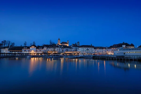 Rapperswil 夜明けの遊歩道とRapperswil城 カントン セント ガレン スイス ヨーロッパ ヨーロッパ — ストック写真