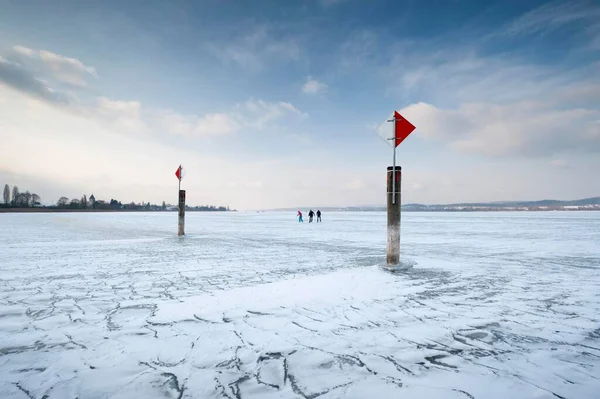Навігаційний Знак Замерзлому Озері Констанц Фігуристами Острів Ауф Райхенау Район — стокове фото