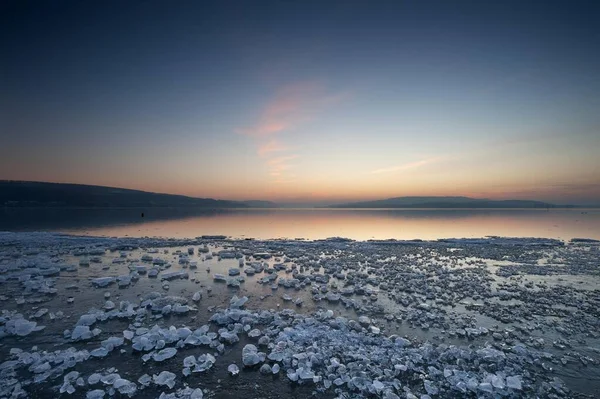 Pedaços Gelo Superfície Gelada Costa Ilha Reichenau Após Pôr Sol — Fotografia de Stock