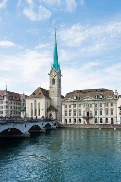 フラウメンスター教会と旧市街の遊歩道 チューリッヒ チューリッヒのキヤノン スイス ヨーロッパとリムマット川にかかるミューンスター橋 — ストック写真