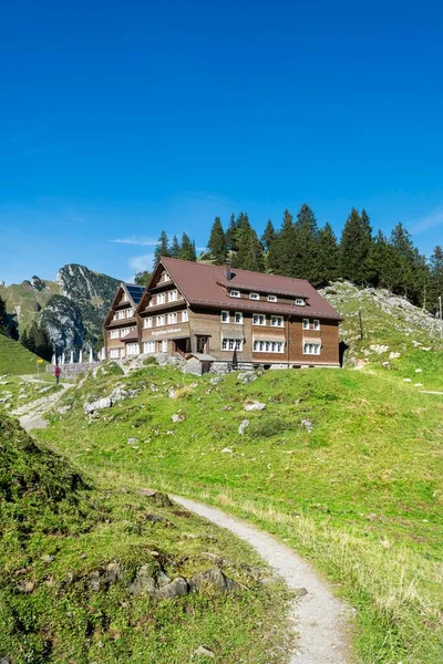 湖の上のBollenwees山の旅館Faehlensee アッペンツェルアルプス アッペンシルインナーローズのカントン スイス ヨーロッパ — ストック写真