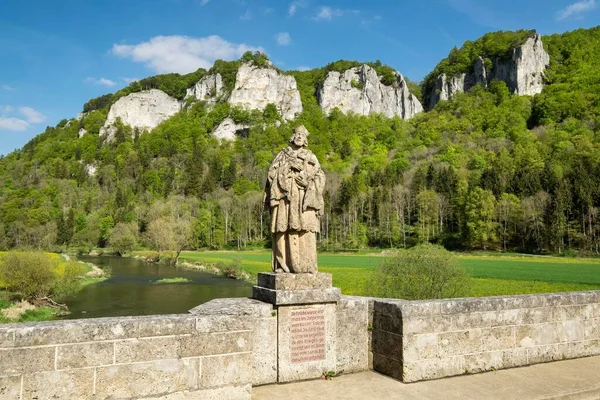 stock image View of the Hausener Zinnen peaks and the statue of St. Nepomuk seen from Hausener Brcke bridge, Hausen im Tal, Upper Danube Valley, Baden-Wrttemberg, Germany, Europe 