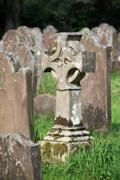 Celtycki Krzyż Między Starymi Kamieniami Grobowymi Cmentarzu Kumbria Anglia Wielka — Zdjęcie stockowe